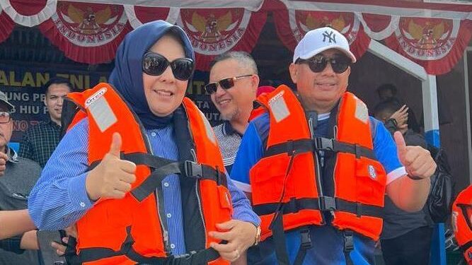 Tatong Kunjungi Destinasi Pantai Hiu di Botubarani