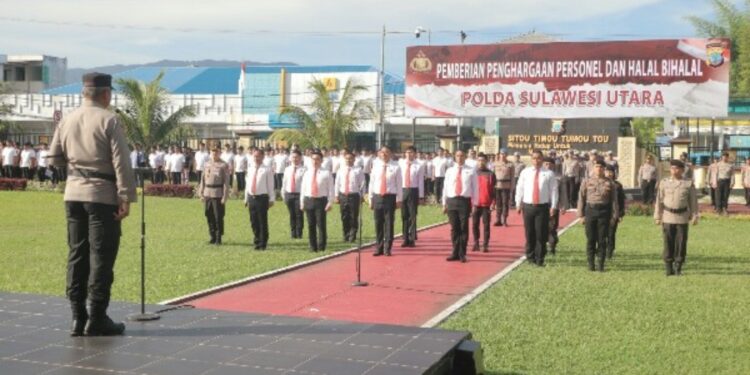 Kapolda Sulut Beri Reward kepada 17 Personel, Ini Daftarnya