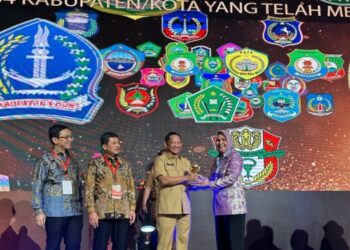 Tatong Bara Terima Langsung UHC Award Tahun 2023 dari Menteri Dalam Negeri Republik Indonesia