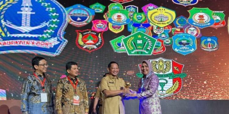 Tatong Bara Terima Langsung UHC Award Tahun 2023 dari Menteri Dalam Negeri Republik Indonesia