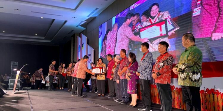 Dalam 1 Kegiatan, Wali Kota Kotamobagu Tatong Bara Terima 2 Penghargaan Sekaligus
