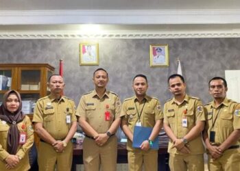 Sekda Kotamobagu Serahkan SK Plt Kadis Kesehatan ke Fernando Mongkau