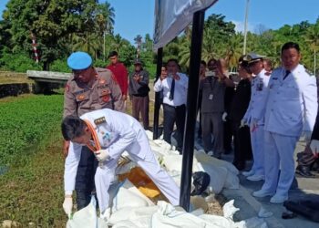 HUT Bhayangkara ke-77: Bupati dan Wabup Bolsel Ikut Serta Musnahkan Miras