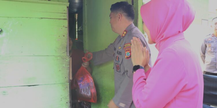 Polres Bolsel dan Bhayangkari Berbagi Berkah Ramadhan dengan Masyarakat Kurang Mampu