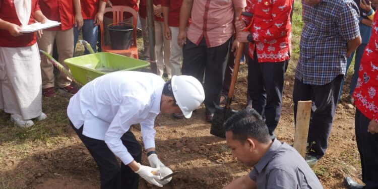 Bupati Iskandar Letakkan Batu Pertama Pembangunan Masjid Rufaidah RSUD Bolsel