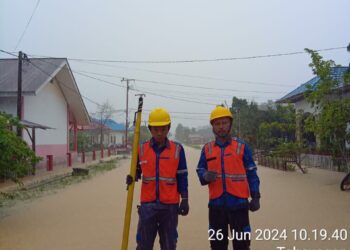 Terkendala Hujan Deras Petugas PLN Kesulitan Lakukan Penormalan Listrik di Desa Terdampak Banjir