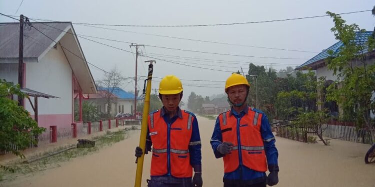 Terkendala Hujan Deras Petugas PLN Kesulitan Lakukan Penormalan Listrik di Desa Terdampak Banjir