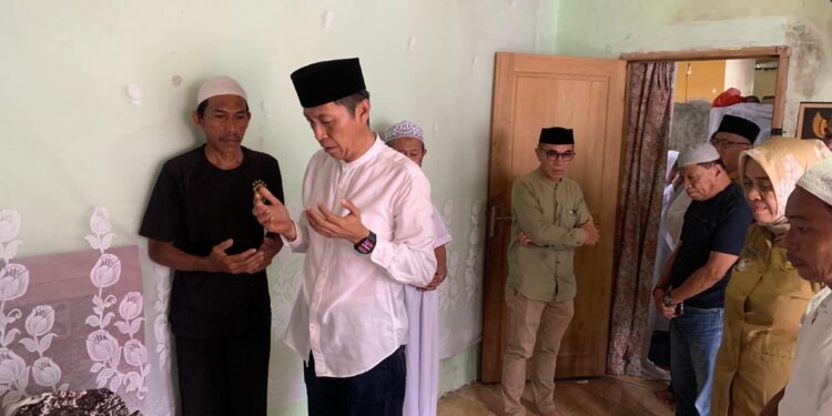 Calon Bupati Bolsel Iskandar Kamaru Melayat ke Rumah Duka Tokoh Pemekaran Saleh E Gobel