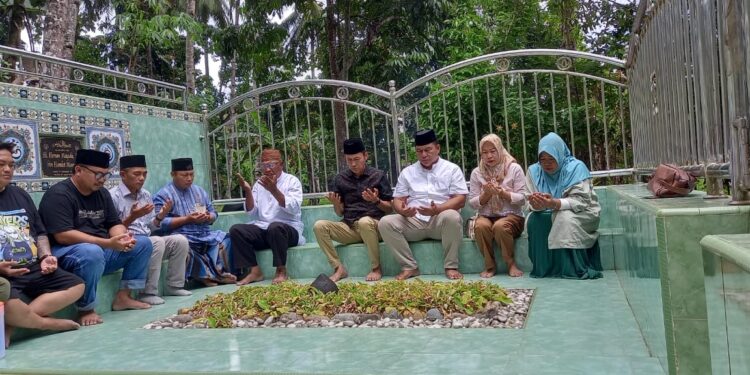 Peringati Hari Kelahiran H Herson Mayulu, Iskandar dan Deddy Ziarah ke Makam Almarhum