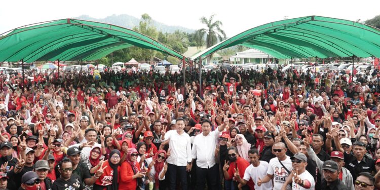 Ribuan Warga Padati Lapangan Desa Adow Dukung Pasangan IDEAL