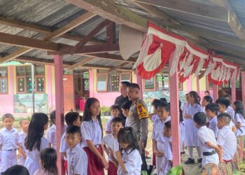 Sukseskan Program Presiden Prabowo, Kapolres Bolmong Bagikan Makan Siang Bergizi