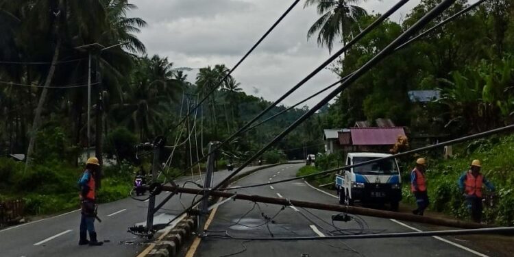 Akibat Cuaca Buruk Satu Tiang Listrik Roboh, Suplai Listrik Sebagian Bolsel Terganggu