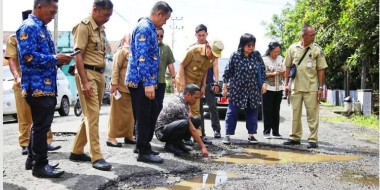 Tinjau Kondisi Jalan Rusak Bersama Wakil Gubernur Sulut, dr Weny Gaib Dengar Keluhan Masyarakat