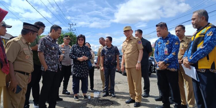 Wali Kota Kotamobagu Dampingi Wakil Gubernur Sulawesi Utara Tinjau Kondisi Jalan Rusak di Upai