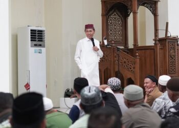 Bupati Iskandar Kamaru Laksanakan Salat Tarawih dan Ceramah pada Malam Ketiga Ramadan