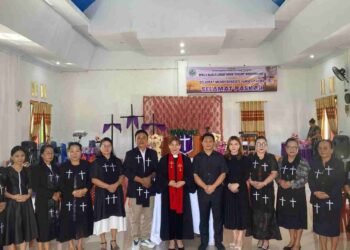 Wabup Dony Lumenta Bersama Istri Peringati Jumat Agung Di Gereja GMIBM Syalom Mogoyunggung