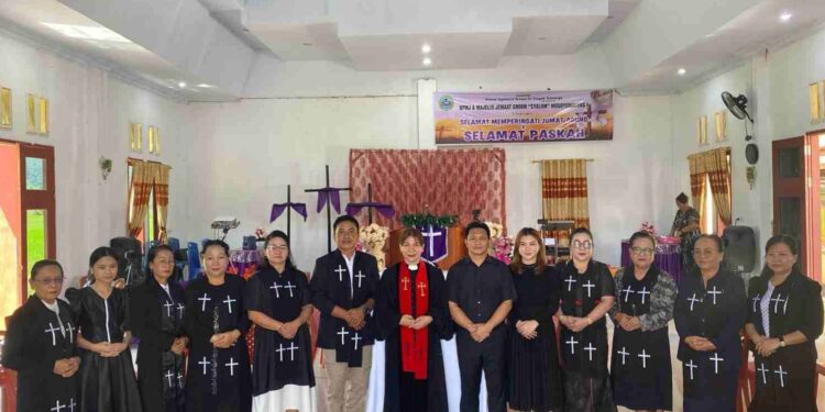 Wabup Dony Lumenta Bersama Istri Peringati Jumat Agung Di Gereja GMIBM Syalom Mogoyunggung