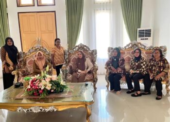 Ketua TP PKK Kalsum Alhabsy Terima Kunjung Dari Kelompok PEKKA Di Rudis Bupati Bolmong