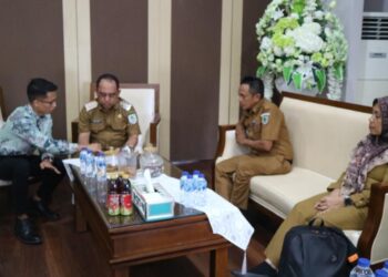 Bupati Yusra Respon Baik Investor Dari Australia Bersama Kadis DLH