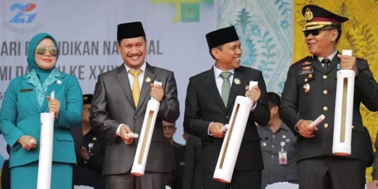 Walikota Kotamobagu Pimpin Upacara Peringatan Hardiknas 2025 di Alun-Alun Boki Hontinimban
