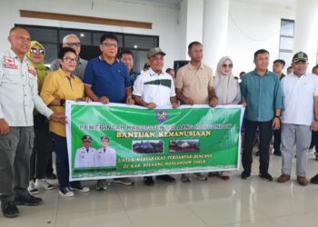 Kepedulian Sesama Warga BMR Bupati Yusra Serahkan Bantuan Ke Warga Boltim Terdampak Banjir