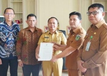 Wabup Bolmong Dony Lumenta Serahkan SK Dewas PDAM