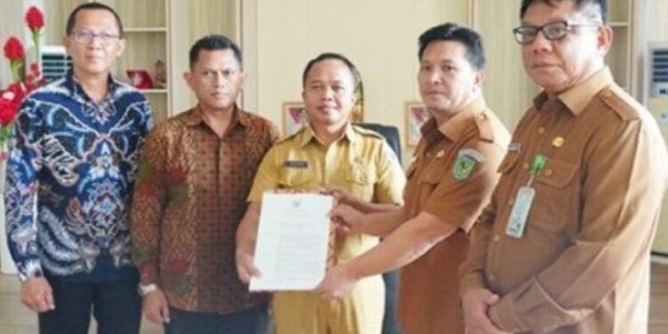Wabup Bolmong Dony Lumenta Serahkan SK Dewas PDAM
