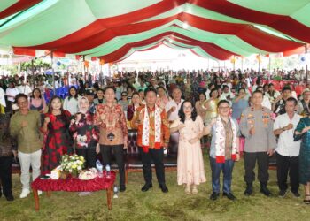 Bupati dan Wabup Bolsel Hadiri Perayaan Hari Wanita Kaum Ibu GMIBM di Desa Modisi