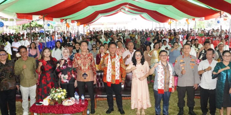 Bupati dan Wabup Bolsel Hadiri Perayaan Hari Wanita Kaum Ibu GMIBM di Desa Modisi