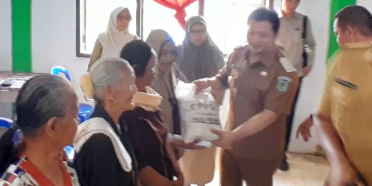 Wabup Dony Lumenta Pimpin Penyaluran Beras CPPD di 6 Desa Rawan Pangan Di Bolmong