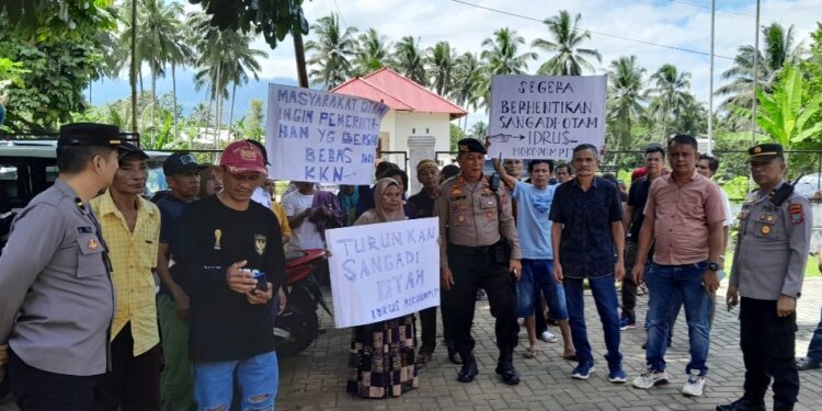 Warga Otam Gelar Aksi Menuntut Sangadi Idrus Mokodompit Di Non Aktifkan Dari Sangadi Otam