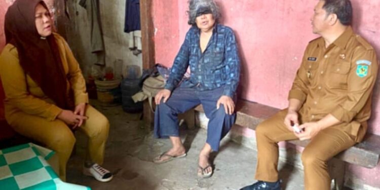 Prihatin Kepada Dua Lansia,Wabup Dony Lumenta Beri Perhatian Dan Turun Langsung Lihat Kondisi Mereka