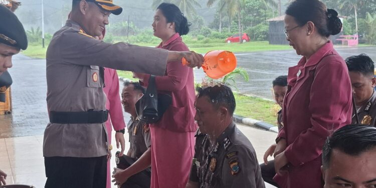 Kapolres Bolsel Pimpin Upacara Korps Raport, 21 Personel Naik Pangkat