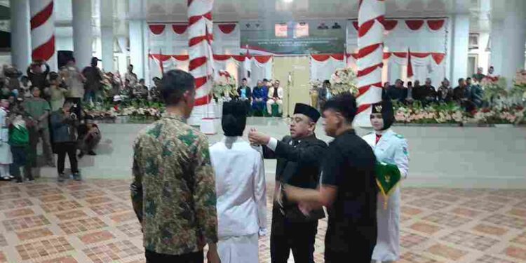 Bupati Bolmong Yusra Alhabsy Mengukuhkan 36 Anggota Paskibraka Untuk HUT RI Ke-80