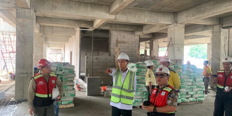 Bupati Iskandar Kamaru Tinjau Progres Revitalisasi Pembangunan RSUD