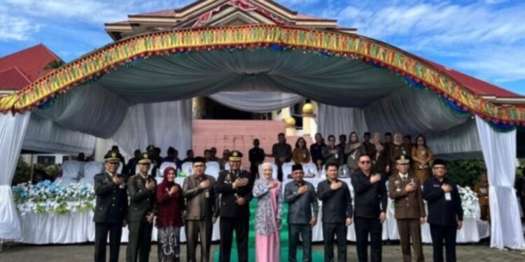 Bupati Bolmong Hadiri Upacara HUT Bhayangkara Ke-79 Bersama Polres Bolmong Di Halaman Kantor Bupati