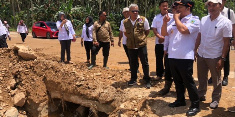 Wakil Bupati Dony Lumenta Turun Langsung Tinjau Kondisi Banjir Desa Bakan