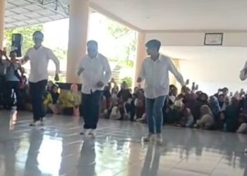 Wabup Dony Lumenta Ikut Lomba Dana-dana Usai Buka Kegiatan Lomba Di Halaman Kantor Bupati