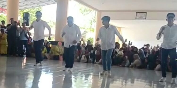 Wabup Dony Lumenta Ikut Lomba Dana-dana Usai Buka Kegiatan Lomba Di Halaman Kantor Bupati