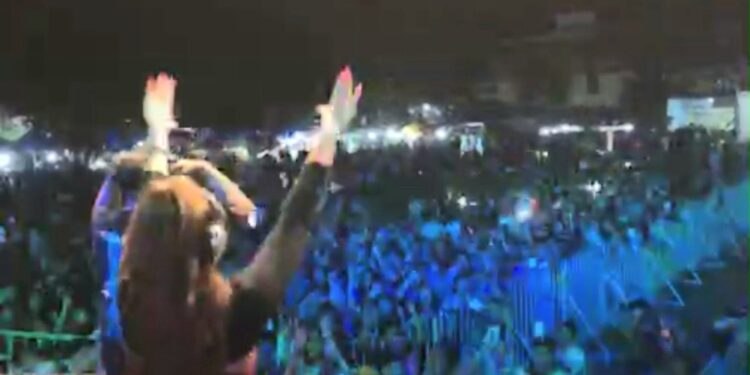 Penampilan Vicky Salamor Dan DJ Ribkha Bersama MC Amoy Berhasil Hipnotis Warga Yang Penuhi Lapangan Daagon Lolak
