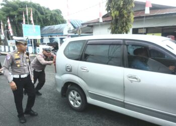 Terlihat Sedang Mendorong Kendaraan Mogok,Sikap Humanis Dan Kepedulian Selalu Terpatri Pada Satlantas Polres Kotamobagu