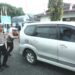Terlihat Sedang Mendorong Kendaraan Mogok,Sikap Humanis Dan Kepedulian Selalu Terpatri Pada Satlantas Polres Kotamobagu
