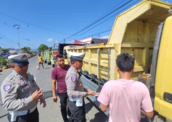 Polres Kotamobagu Melalui Satlantas Dan Satreskrim Menertibkan Kendaraan Yang “Ngetem” Di SPBU