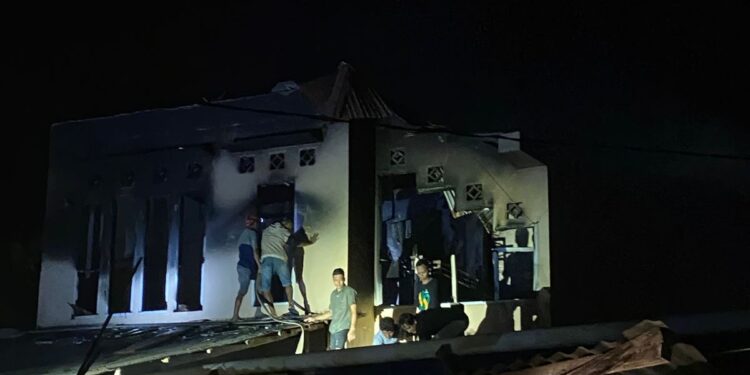 Warga Padamkan Kebakaran di Toluaya, Damkar Dinilai Terlambat Tiba