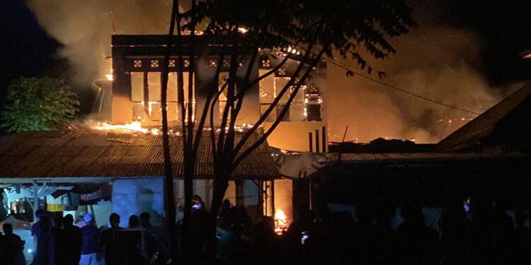 Breaking News, Rumah Warga di Bolsel Terbakar, Damkar Belum Tiba Hingga Api Menjalar