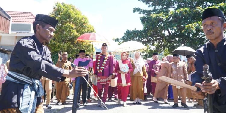 Prosesi Adat Mopotolungo wau To’opu Warnai Pengukuhan Camat Baru Posigadan