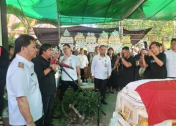 Wabup Dony Lumenta Melepas Jenazah Dalam Prosesi Upacara Pemakaman Camat Dumoga Utara