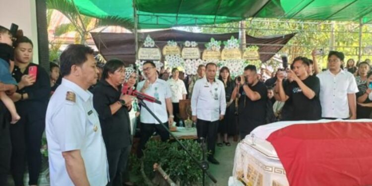 Wabup Dony Lumenta Melepas Jenazah Dalam Prosesi Upacara Pemakaman Camat Dumoga Utara