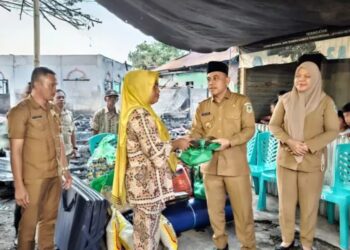 Bupati Bolmong Yusra Alhabsy Serahkan Bantuan Kepada Warga Korban Kebakaran Di Desa Tadoy
