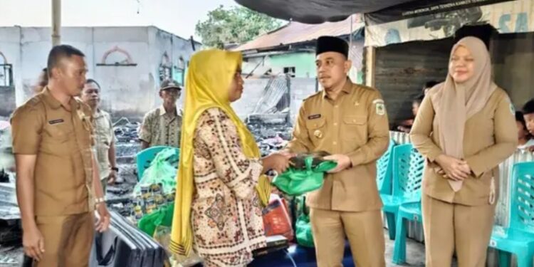 Bupati Bolmong Yusra Alhabsy Serahkan Bantuan Kepada Warga Korban Kebakaran Di Desa Tadoy